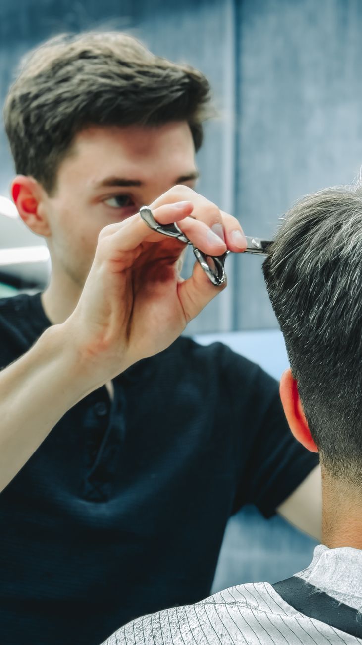Corte masculino moderno com acabamento impecável